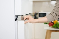 High Bonding Film PUR Hot Melt Glue Polyurethane Hot Melt Adhesive For Refrigerator Glass Door